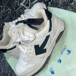 Off White Sneakers
Minimum wear